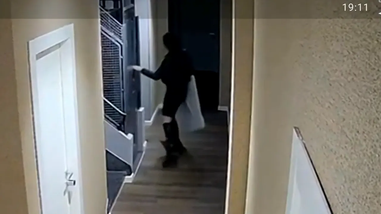Jaf sprințar în Piața Romană din București. O femeie a plecat la pas cu un televizor în cearceaf dintr-un apartament înciriat în sistem hotelier