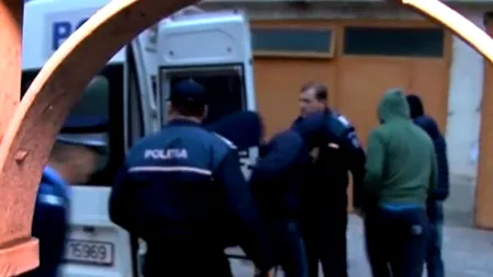 Cei șapte tineri care au violat o elevă până a leșinat au fost ELIBERAȚI. Cum au motivat judecătorii decizia