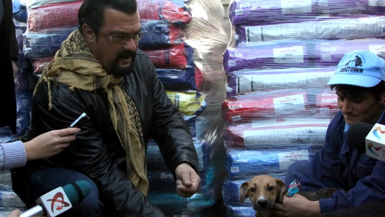 Steven Seagal a mai adoptat la distanță doi căței din adăpostul Dogtown