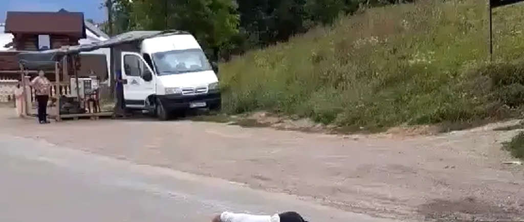 O femeie din Botoșani s-a rostogolit pe o șosea zeci de minute, blocând traficul și riscând să fie victima unui accident - VIDEO