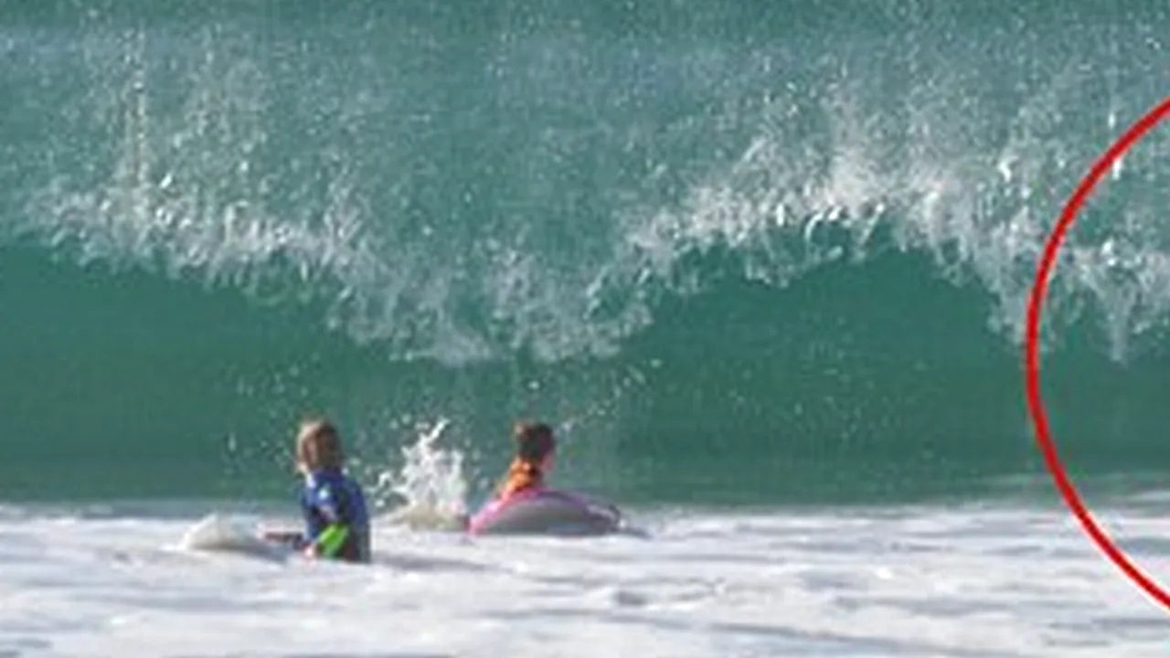 FOTO: Ce a surprins o femeie la câțiva metri de fiul ei care făcea surf
