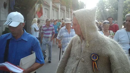 Căldură mare, nervi și confuzie la mitingul Antenei 3: REPORTAJ cu trei băsiști nervoși, un șeic și „Oaia lui Becali