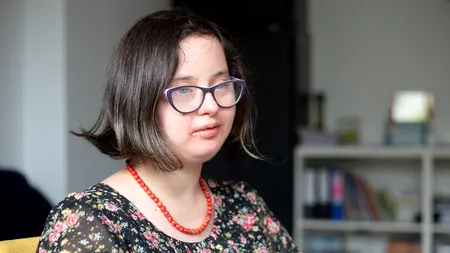 Povestea fericită a Oanei, prima tânără cu sindrom Down angajată la Ministerul Muncii: „Mă rog la Dumnezeu să-mi lumineze mintea”