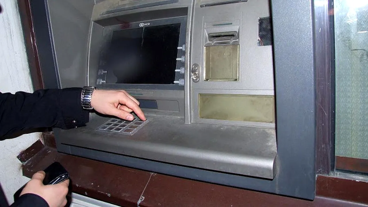 Cum a încercat un șmenar să-mi ia banii la bancomat