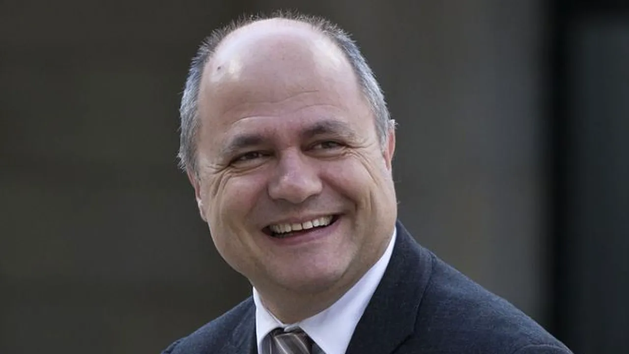 Un ministru francez și-a angajat fiicele, pe când erau minore, să lucreze pentru el