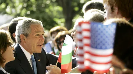 Un avion în care se afla George W. Bush a fost deviat din cauza mirosului de fum din carlingă