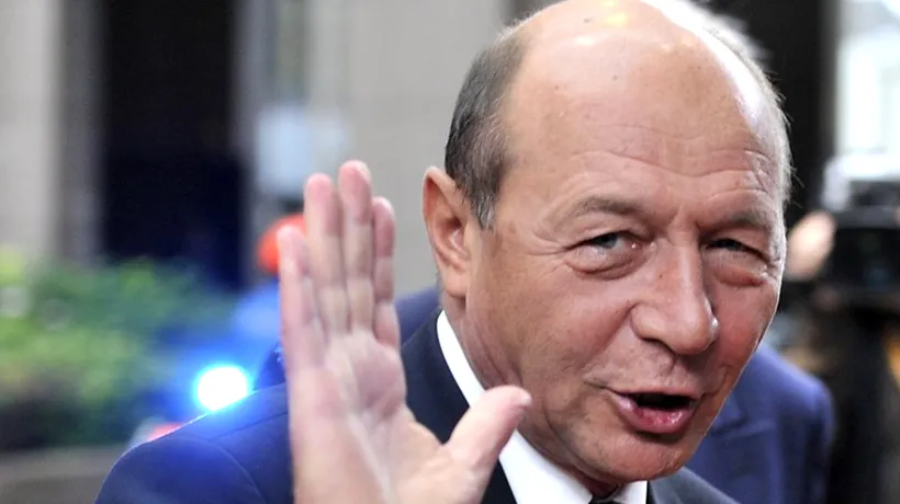 Președintele Traian Băsescu a fost huiduit la intrarea în sediul CSM de câteva persoane: „Ieși afară, javră ordinară!