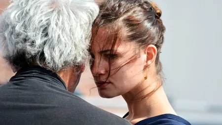 Vârsta este doar un număr. S-au îndrăgostit și sunt împreună, chiar dacă el are aceeași vârstă cu „mama soacră