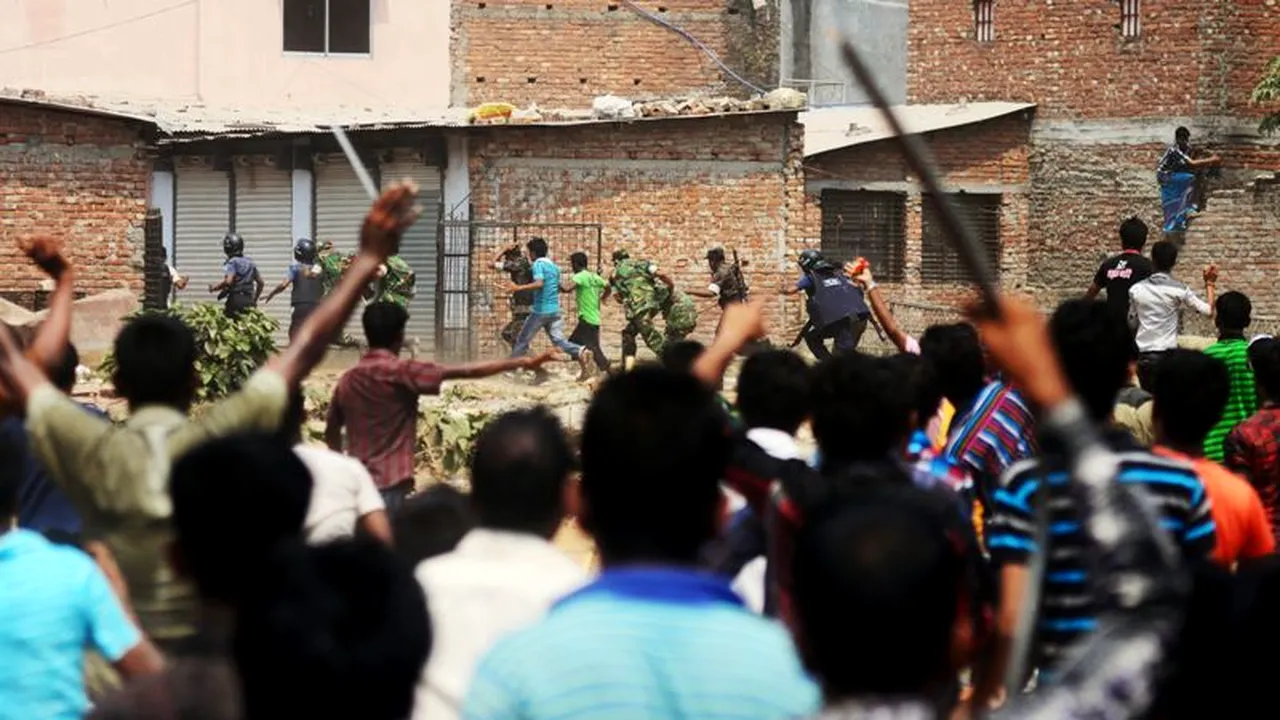 Confruntări între poliție și sute de mii de manifestanți, în urma accidentului din Bangladesh