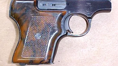 Unde și-a ascuns o suspectă de trafic de droguri pistolul încărcat. Polițiștii au fost nevoiți să cheme o femeie ofițer pentru percheziție