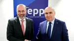Președintele grupului european din care face parte PNL se implică în lupta internă din partid. Ce îi transmite premierului demis
