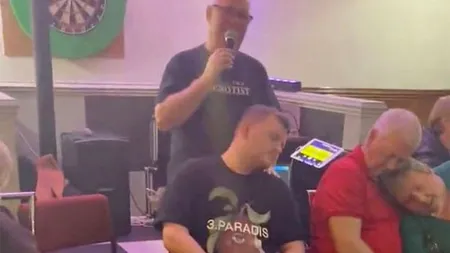 Bărbatul din imagine a acceptat să fie hipnotizat de un iluzionist, într-un bar. Ireal ce a făcut imediat după ce s-a trezit din hipnoză