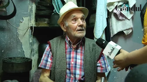 EXCLUSIV VIDEO | Povestea celui mai bătrân pălărier din Pasajul Englez. Mari actori i-au purtat creațiile, pe stradă sau în filmele lui Sergiu Nicolaescu. ”Cel mai frumos lucru este să văd un zâmbet când dau ceva ce a ieșit din mâinile mele”
