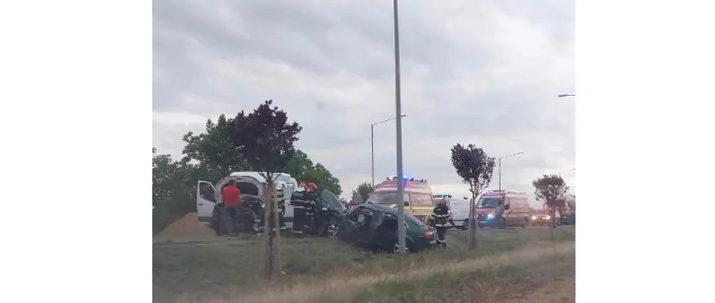 FOTO | Accident în Ilfov: Șoferul unui Audi a intrat pe contrasens și a lovit frontal un microbuz în care se aflau 5 persoane. Traficul este blocat pe ambele sensuri