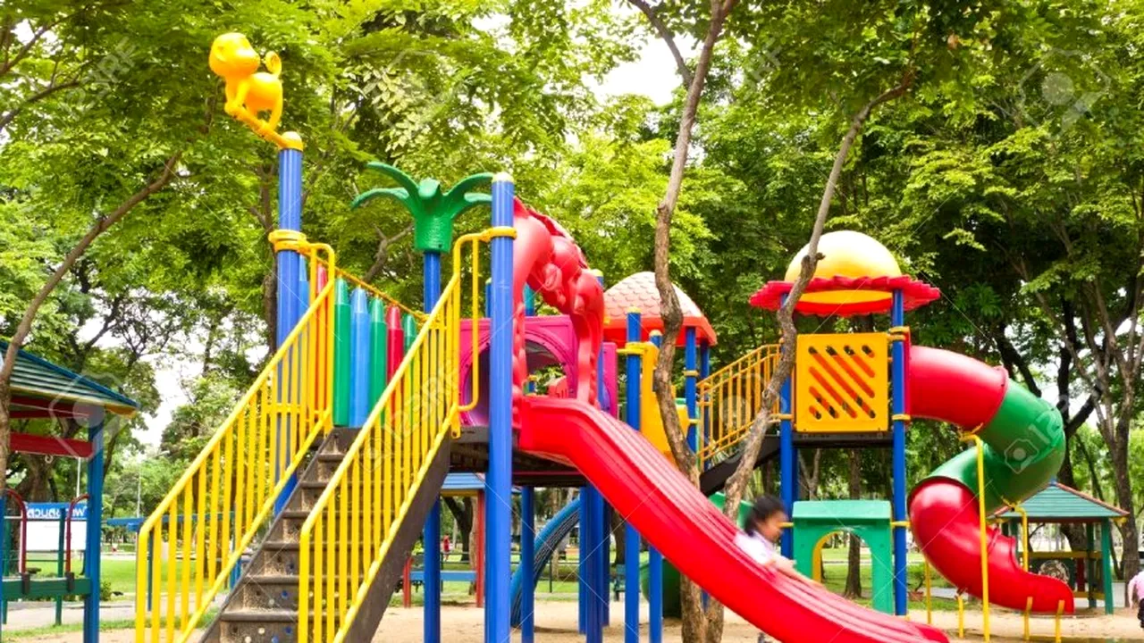 Momente de panică într-un parc! Un CRIMINAL s-a așezat pe o bancă și a început să fotografieze copiii. Ce au găsit polițiștii asupra bărbatului