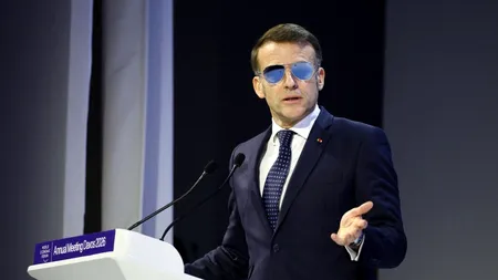Saga ochelarilor lui Macron continuă. Președintele francez a purtat ochelari de soare, în interior, în timp ce își ținea discursul la Davos. Ce ascunde liderul de la Elysee