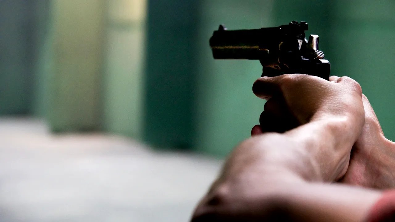 O bătrânică l-a atacat cu bâta pe tâlharul care încerca să o jefuiască. „Să zică mersi că nu am avut un pistol