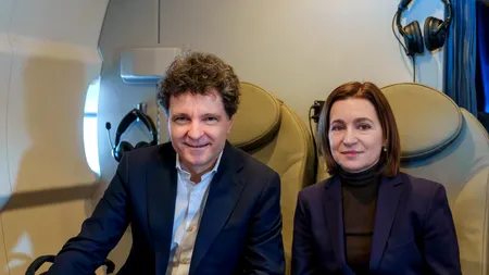 Nicușor Dan și Maia Sandu s-au fotografiat în avion, în drum spre Armenia