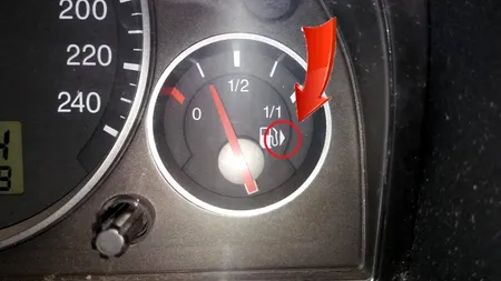 Ce reprezintă triunghiul din bordul mașinii tale. PUȚINI șoferi știu la ce ajută acesta