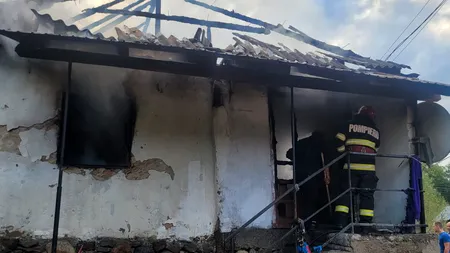 TRAGEDIE într-o comună din Vâlcea. Un copil de 6 ani, găsit carbonizat în casă. Mama lui este căutată încă de salvatori