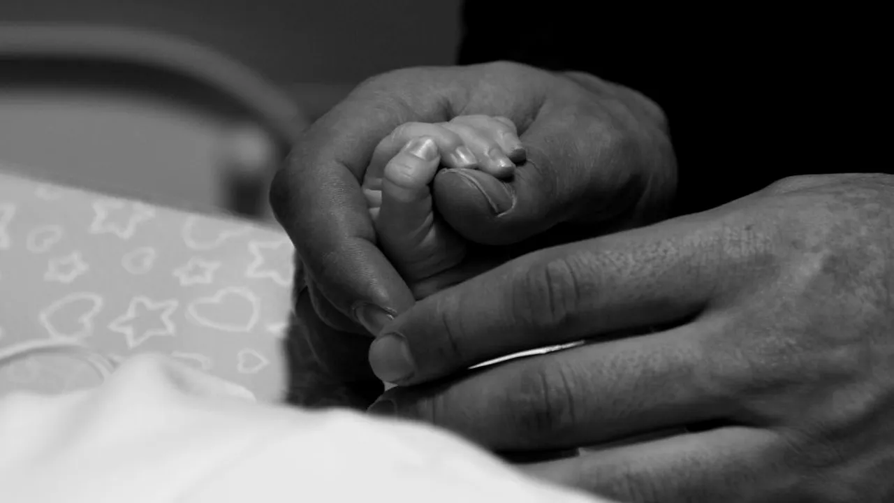 TRAGIC. Un bebeluş de doar cinci luni a murit înecat cu mâncare: E o familie cu probleme sociale