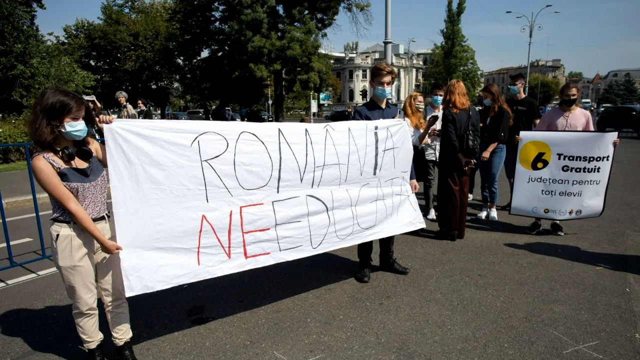 Elevii au protestat în Piața Victoriei în prima zi de școală. Ce nemulțumiri au aceștia | GALERIE FOTO