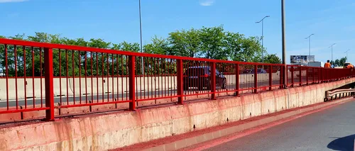 Imagini virale la Otopeni: „Dorel” a vopsit balustradele podului cu tot cu bordurile, mașinile parcate și vehiculele din trafic. Reacția unui oficial din Ministerul Transporturilor (FOTO, VIDEO)