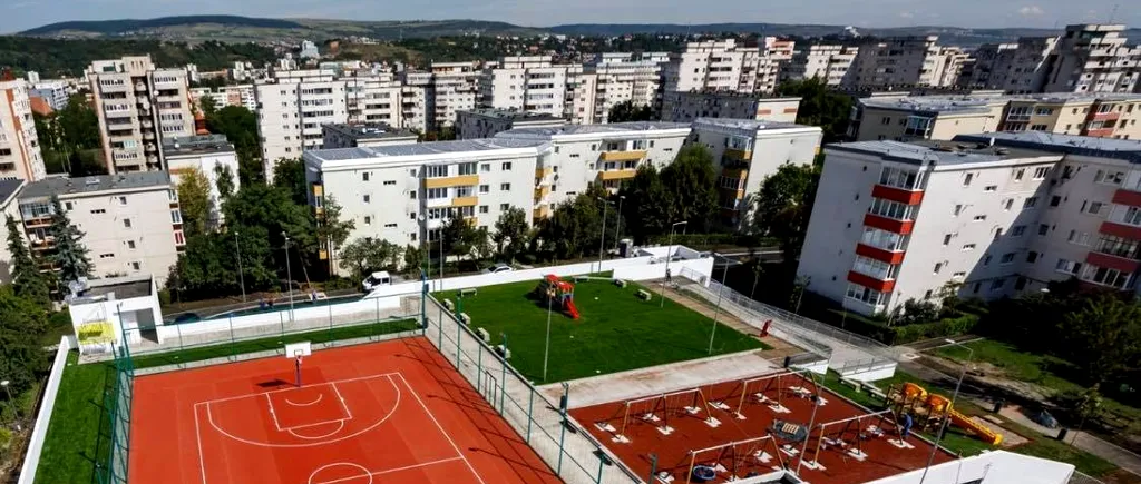 Așa arată o parcare semi-îngropată, cu spațiu verde și terenuri de sport, inaugurată la Cluj / GALERIE FOTO