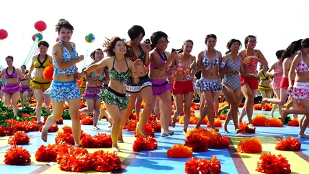 Au intrat în Guinness World cu o paradă în bikini. GALERIE FOTO