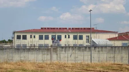 Un deținut român condamnat pe viață a atacat un gardian, într-un penitenciar din Grecia