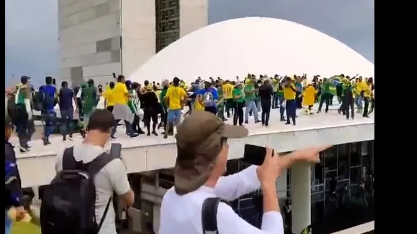 Sute de susţinători ai fostului preşedinte Bolsonaro au invadat duminică principalele instituţii ale puterii din Brazilia