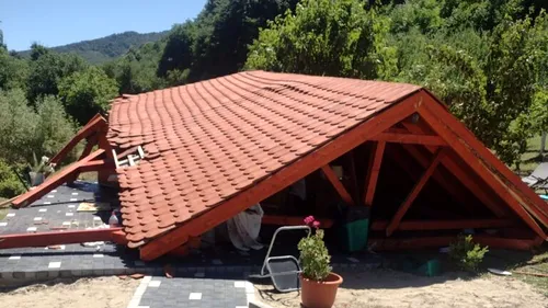 UPDATE - Subprefectul județului Sălaj a murit, după ce acoperișul unui foișor smuls de vânt a căzut peste el. Alte trei persoane au fost rănite