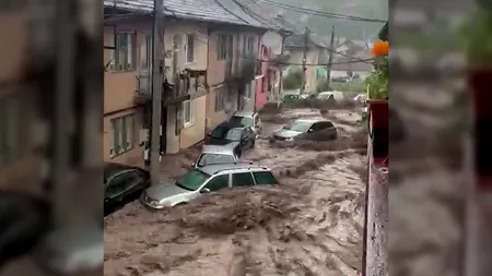 VIDEO | Străzi inundate și mașini luate de apă, în Reșița. Hidrologii au emis cod portocaliu pentru județele Caraș-Severin și Timiș