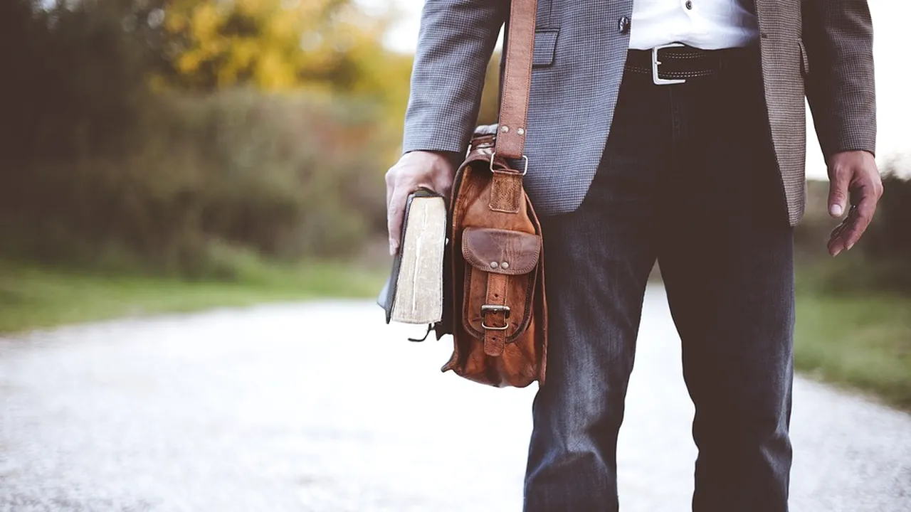 Caz ȘOCANT în Educație. Un profesor care nu poate să citească și să scrie preda la o școală de top