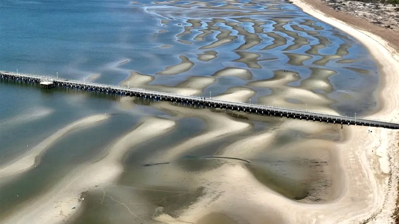 În 2004, thailandezii au construit un ponton de pescuit de 400 de metri pe țărmul Oceanului Pacific. 13 ani mai târziu, linia țărmului avansase cu până la 250 de metri pe una dintre părți
