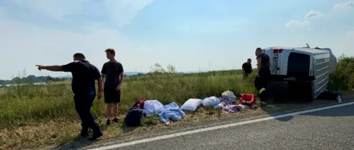 Un microbuz cu 9 persoane, 5 adulți și 4 copii, s-a răsturnat pe un drum din Caraș-Severin. Care este bilanțul accidentului, la locul căruia s-a solicitat și un elicopter SMURD