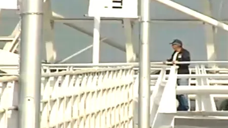 Bărbatul care a amenințat că se aruncă de pe Podul Basarab, convins să renunțe la gest după 12 ore de negocieri
