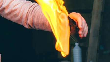 MOLOTOV. Mașina personală a șefului Poliție de Frontieră Vișeu de Sus, incendiată la Moisei (VIDEO)