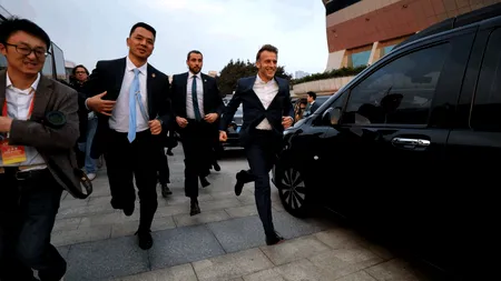 Macron a făcut sprint cu bodyguarzii după el în China. Președintele Franței a întâmpinat studenții ca o adevărată vedetă rock