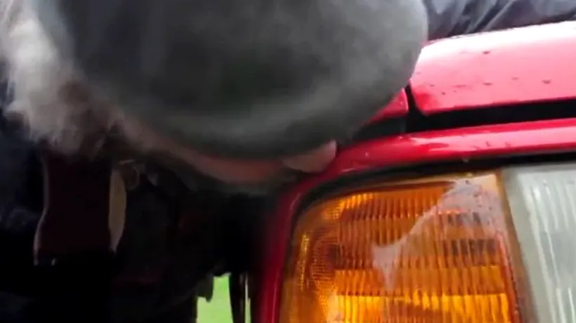 VIDEO: Este acesta cel mai ciudat fetiș din lume? Ce face un bărbat cu mașina sa