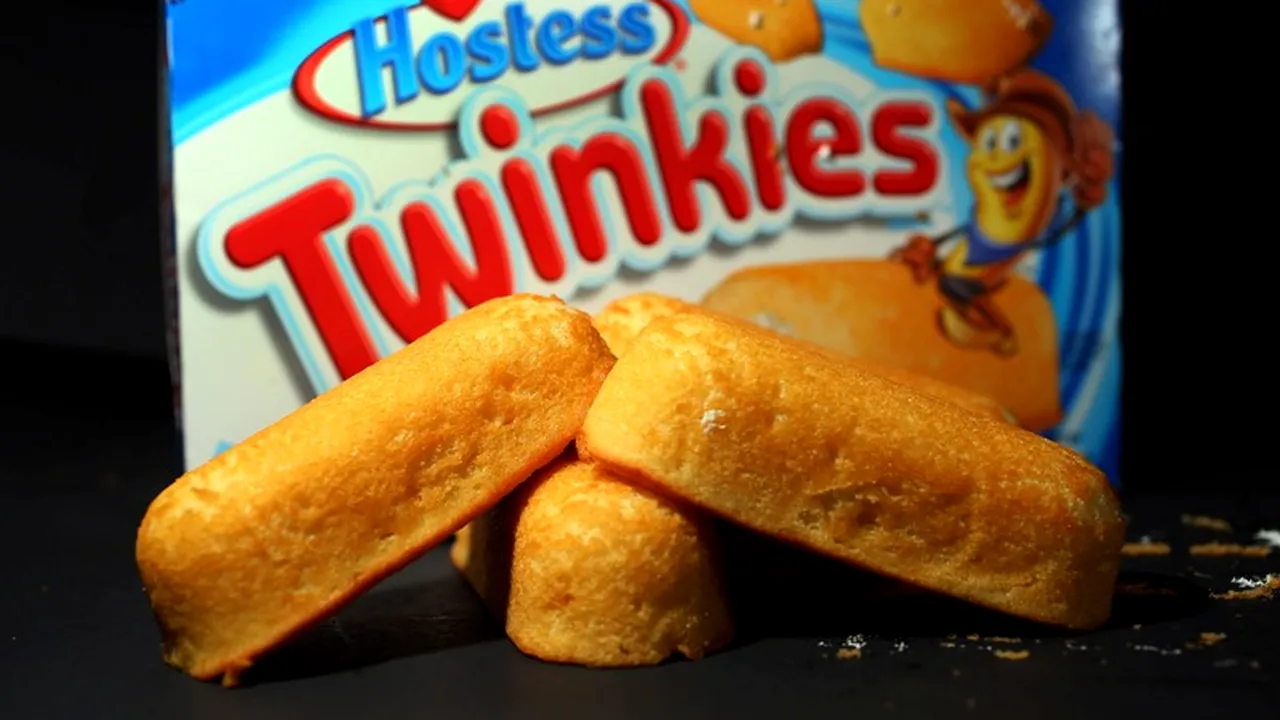 De ce își fac oportuniștii americani stocuri de prăjituri Twinkies