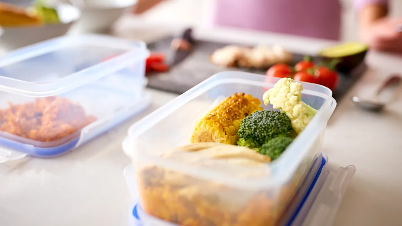 De ce să NU depozitezi sosul de roșii și brânzeturile în recipiente de plastic. Ce explicații oferă un expert