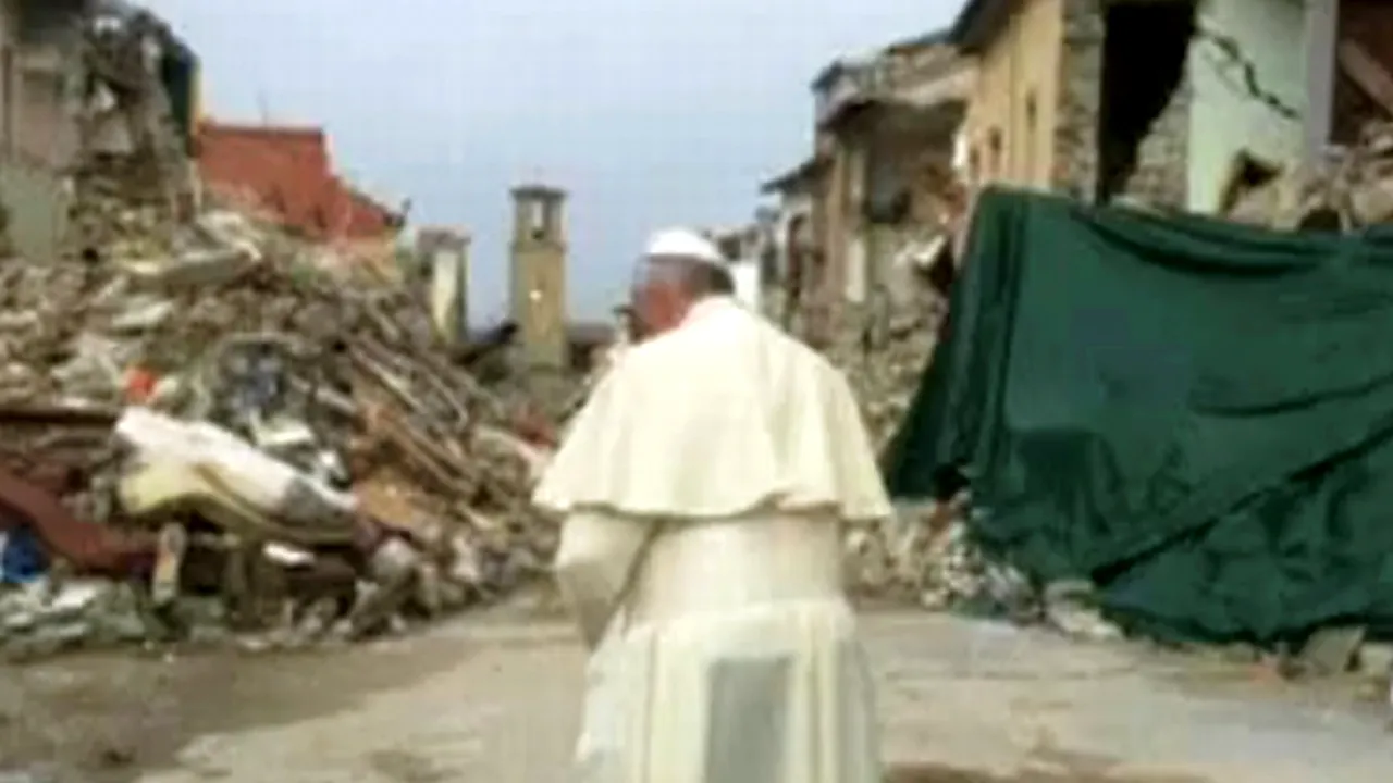 Papa Francisc a vizitat Amatrice: ''Sunt lângă voi și mă rog pentru voi''