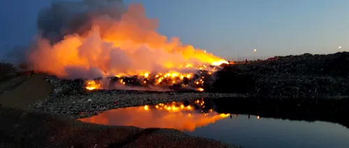 Incendiu la o groapă de gunoi din Botoșani, nestins după 15 ore