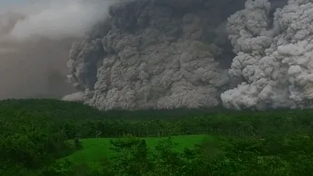 Alertă maximă în Indonezia, după erupția unui mare vulcan. Un nor de cenușă de doi kilometri a acoperit muntele. Sute de oameni au fost evacuați