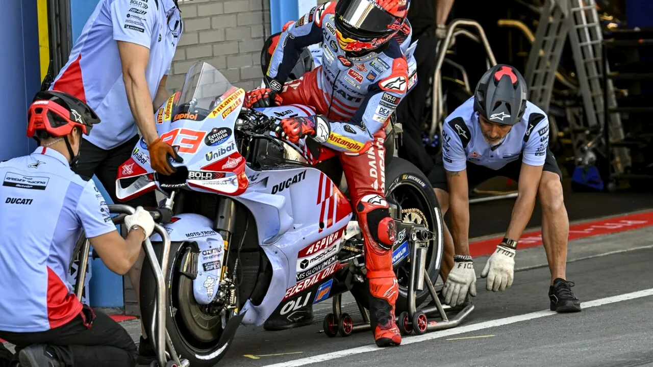 Marc Márquez suferă o depunctare drastică pe circuitul MOTO GP din Assen. Presiunea slabă din pneuri l-a coborât în clasament