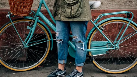 SUCEAVA. Un biciclist băut a accidentat o femeie și doi copii pe o trecere de pietoni