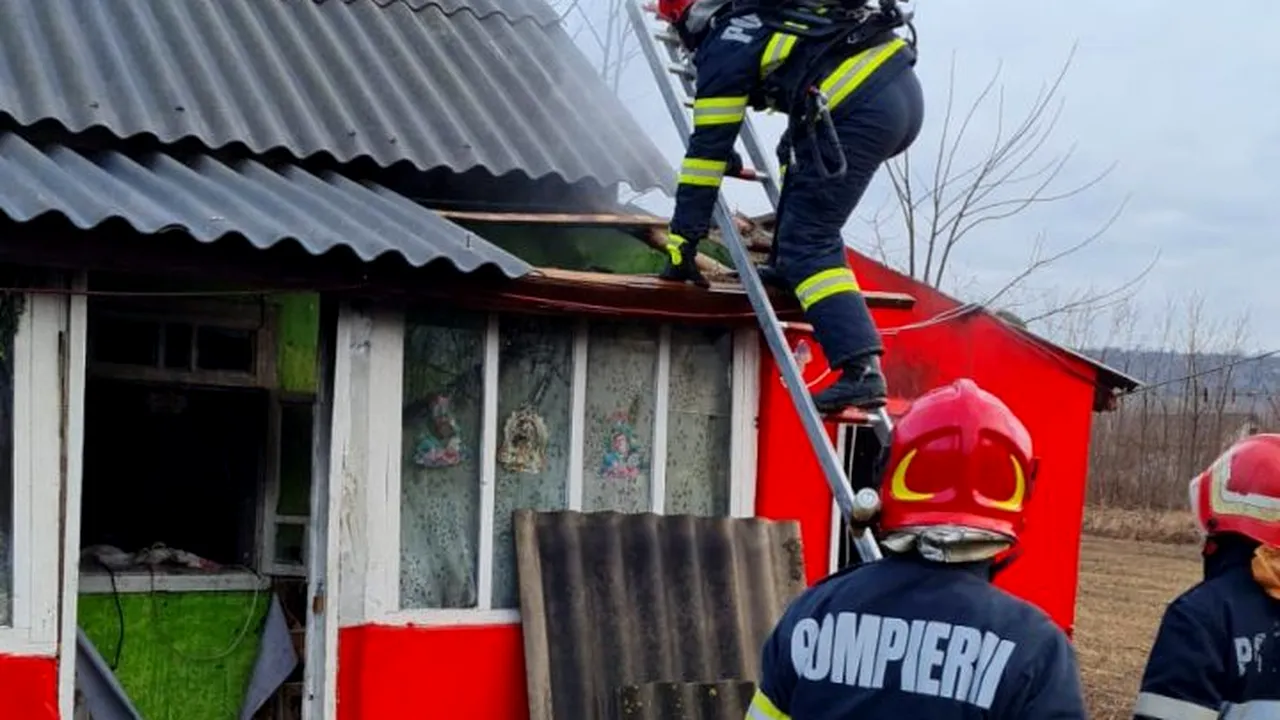 Incendiu la o casă din Iași. Doi copii au fost duși la spital