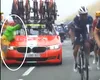 O maşină a echipei Ineos-Grenadiers a lovit o spectatoare ieșită prea mult pe carosabil, în Turul Franţei. Vremea era ploioasă, în acel moment (VIDEO)