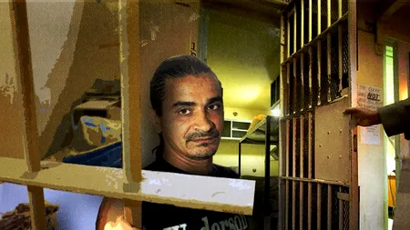 Cel mai fioros criminal din România aflat în libertate: „Trebuie să lași să curgă bine sângele” / Marius Csampar și-a învățat prietenii, în sesiune live, să facă....drob